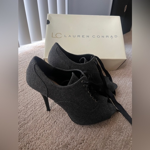 LC Lauren Conrad Shoes - Lauren Conrad - women’s wool grey lace up heels size 8